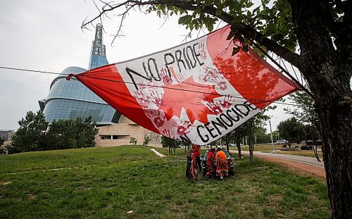 JOHN WOODS / WINNIPEG FREE PRESS
People from the Camp Morgan at the Winnipeg Landfill start to set up a second camp outside the Canadian Museum For Human Rights Tuesday, July 18, 2023. 

Reporter: kitching