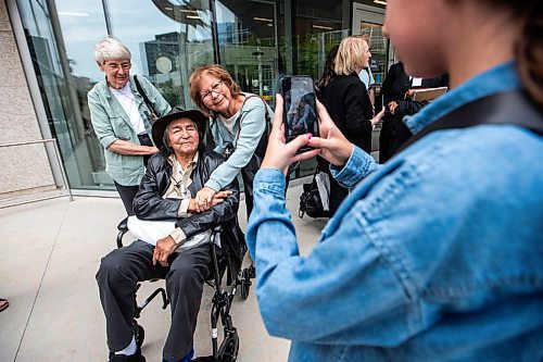 MIKAELA MACKENZIE / WINNIPEG FREE PRESS

Allan Woodhouse takes a photo with Margaret White (left) and Rose Halaburda (after being acquited of a wrongfully convicted murder decades ago) on Tuesday, July 18, 2023. For Katrina Clarke story.
Winnipeg Free Press 2023.