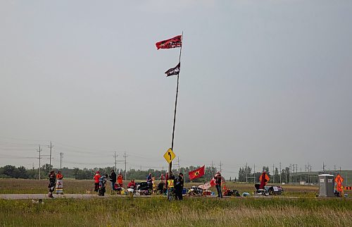 JESSICA LEE / WINNIPEG FREE PRESS

Protestors erect a flag that says &#x201c;Heartless Heather&#x201d; July 17, 2023 at Brady Landfill.

Reporter: Chris Kitching