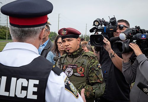 JESSICA LEE / WINNIPEG FREE PRESS

Protestor Tre Delaronde (centre) chats with Insp. Gord Spado July 18, 2023 after the removal of the blockade at Brady Landfill earlier that morning.

Reporter: Chris Kitching