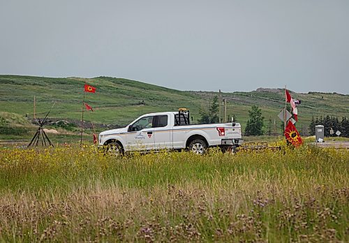 JESSICA LEE / WINNIPEG FREE PRESS

A city truck drives down the main road to Brady Landfill July 18, 2023 after the removal of the blockade earlier that morning.

Reporter: Chris Kitching