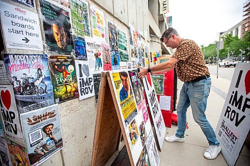 MIKAELA MACKENZIE / WINNIPEG FREE PRESS

Stephen Sim puts out a new sandwich board at the Royal Manitoba Theatre Company on Tuesday, July 18, 2023. Sim is a Fringe veteran and is, for the first time, doing a solo Fringe show. For Jen story.
Winnipeg Free Press 2023.