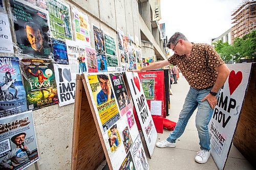 MIKAELA MACKENZIE / WINNIPEG FREE PRESS

Stephen Sim puts out a new sandwich board at the Royal Manitoba Theatre Company on Tuesday, July 18, 2023. Sim is a Fringe veteran and is, for the first time, doing a solo Fringe show. For Jen story.
Winnipeg Free Press 2023.