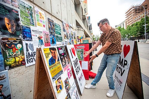 MIKAELA MACKENZIE / WINNIPEG FREE PRESS

Stephen Sim puts out a new sandwich board at the Royal Manitoba Theatre Company on Tuesday, July 18, 2023. Sim is a Fringe veteran and is, for the first time, doing a solo Fringe show. For Jen story.
Winnipeg Free Press 2023.