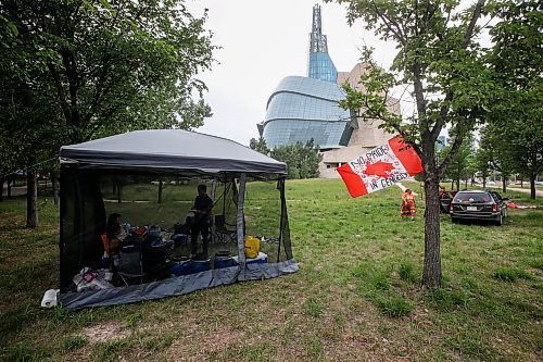 JOHN WOODS / WINNIPEG FREE PRESS
People from the Camp Morgan at the Winnipeg Landfill start to set up a second camp outside the Canadian Museum For Human Rights Tuesday, July 18, 2023. 

Reporter: kitching