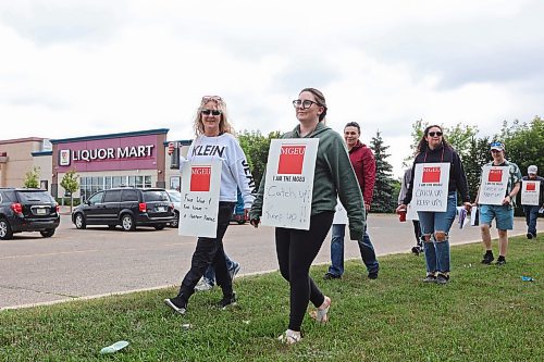 Unionized Manitoba Liquor Mart employees picket outside the south end Liquor Mart in Brandon on Wednesday during a one-day province-wide strike by employees. (Tim Smith/The Brandon Sun)