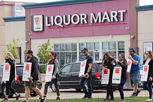 19072023
Unionized Manitoba Liquor Mart employees picket outside the south end Liquor Mart in Brandon on Wednesday during a one-day province-wide strike by employees.
(Tim Smith/The Brandon Sun)
