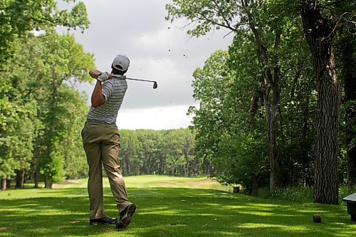Patrick Jonas, former Brandon University men's basketball player, tees off on the 12th hole at Oak Island Resort, which will be the third for the Golf Manitoba men's amateur this week. (Thomas Friesen/The Brandon Sun)