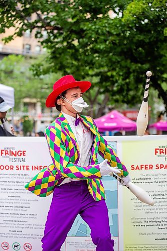 MIKAELA MACKENZIE / WINNIPEG FREE PRESS

T8 the Gr8 (Tait Palsson) juggles outside of Old Market Square at the launch of Fringe Festival on Wednesday, July 19, 2023. Standup.
Winnipeg Free Press 2023.