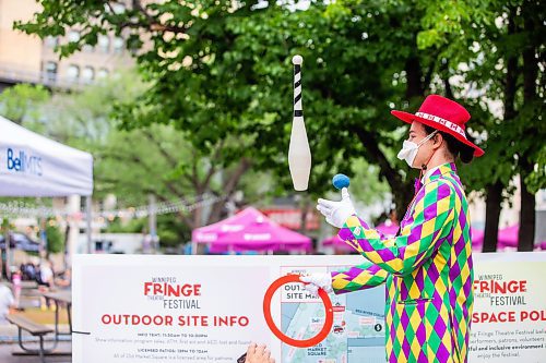 MIKAELA MACKENZIE / WINNIPEG FREE PRESS

T8 the Gr8 (Tait Palsson) juggles outside of Old Market Square at the launch of Fringe Festival on Wednesday, July 19, 2023. Standup.
Winnipeg Free Press 2023.