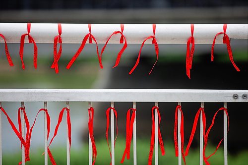 MIKAELA MACKENZIE / WINNIPEG FREE PRESS

Red ribbons with the names of missing and murdered Indigenous women on the railing at the Louis Riel Bridge by Camp Marcedes on Wednesday, July 19, 2023. For Chris story.
Winnipeg Free Press 2023.