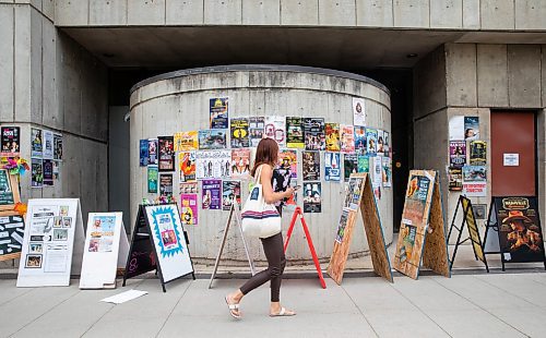 JESSICA LEE / WINNIPEG FREE PRESS

A pedestrian reads posters for the Fringe Festival July 19, 2023 in the Exchange District.

Stand up