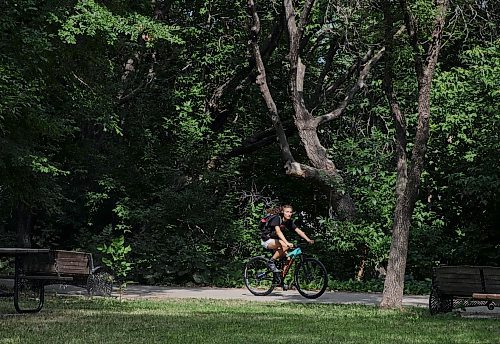 JESSICA LEE / WINNIPEG FREE PRESS

A cyclist passes through the Exchange District by the river July 19, 2023.

Stand up