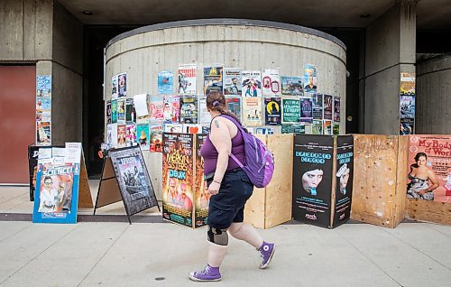 JESSICA LEE / WINNIPEG FREE PRESS

Fringe volunteer Manya Chochinov reads posters for the Fringe Festival July 19, 2023 in the Exchange District.

Stand up