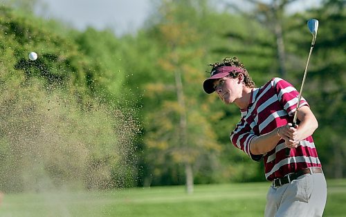 Kevin Kotyk hits a bunker shot during his 2002 provincial match play win over Peter More. (Winnipeg Free Press files)