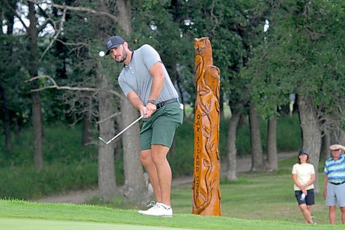 Moose Jaw's Chris Knoop pitches his ball onto the ninth green during the second round of the Golf Manitoba men's amateur at Oak Island Resort on Friday. (Thomas Friesen/The Brandon Sun)