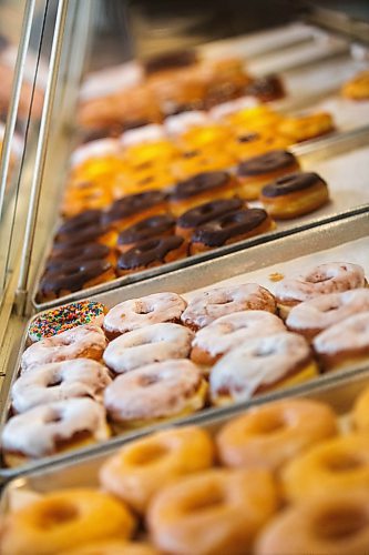 MIKAELA MACKENZIE / WINNIPEG FREE PRESS

The Donut House on Selkirk Avenue on Friday, July 21, 2023. For &#x460;story.
Winnipeg Free Press 2023