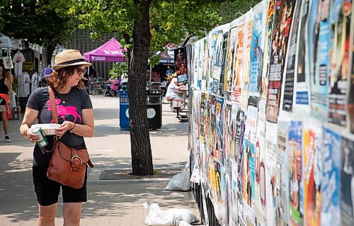 JESSICA LEE / WINNIPEG FREE PRESS

Marianne Morash looks at show listings at the Fringe Festival July 21, 2023.

Stand up