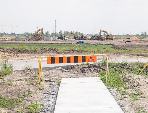 Mike Thiessen / Winnipeg Free Press 
Construction at Highland Pointe, a new development just south of the North Perimeter on McPhillips Street, is moving right along. 230721 &#x2013; Friday, July 21, 2023
