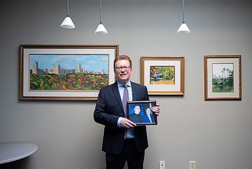 JESSICA LEE / WINNIPEG FREE PRESS

Lawyer Ian Restall, a huge Tony Bennett fan, holds a photo of him and Tony in 2006, July 21, 2023 in his law office. Behind him are paints by Tony.

Reporter: Kevin??