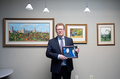 JESSICA LEE / WINNIPEG FREE PRESS

Lawyer Ian Restall, a huge Tony Bennett fan, holds a photo of him and Tony in 2006, July 21, 2023 in his law office. Behind him are paints by Tony.

Reporter: Kevin??