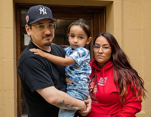 JESSICA LEE / WINNIPEG FREE PRESS

From left: Elie Keeper Sr., Eli Keeper Jr., 3, and  Kristin Hernandez-Courchene pose for a photograph near their home July 21, 2023.

Reporter: ??