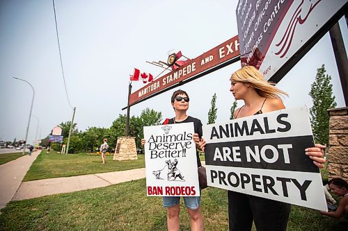 MIKAELA MACKENZIE / WINNIPEG FREE PRESS

Sonia Morrice (left) and Danae Tonge protest outside of the Manitoba Stampede in Morris on Saturday, July 22, 2023. For Tyler story.
Winnipeg Free Press 2023