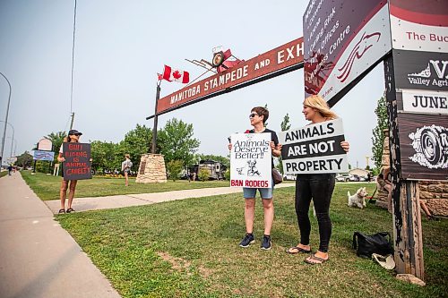 MIKAELA MACKENZIE / WINNIPEG FREE PRESS

Folks protest outside of the Manitoba Stampede in Morris on Saturday, July 22, 2023. For Tyler story.
Winnipeg Free Press 2023