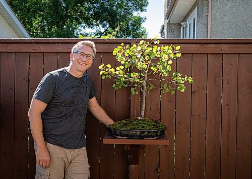 JESSICA LEE / WINNIPEG FREE PRESS

Scott Samson is photographed with one of his many bonsai trees at his North Kildonan home on August 31, 2022. Samson is the president of Bonsai Winnipeg and he&#x2019;s been training trees for a decade.

Reporter: Eva Wasney