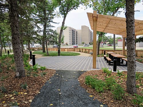 Colleen Zacharias / Winnipeg Free Press
Nestled beneath a leafy canopy, Tranquility Trail is a welcoming and restorative garden at Victoria Hospital.