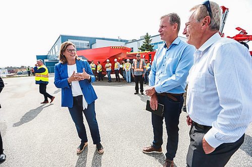 MIKAELA MACKENZIE / WINNIPEG FREE PRESS

Premier Heather Stefanson chats with Robin Dunbar, president and CEO of Grid Metals Corp, after announcing the Critical Minerals Strategy at Sandvik Mining on Tuesday, July 25, 2023. For Martin Cash story.
Winnipeg Free Press 2023