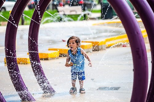 MIKAELA MACKENZIE / WINNIPEG FREE PRESS

Luxton Komaransky (one) takes a drink from a water feature at the splash pad in Central Park on Friday, June 2, 2023. Environment Canada has put out a weather warning for the extreme heat coming this weekend. For Tessa Adamski story.
Winnipeg Free Press 2023