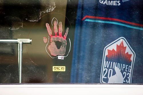 MIKAELA MACKENZIE / WINNIPEG FREE PRESS

Police investigate windows painted with protest messages at the Winnipeg Police Service headquarters on Wednesday, July 26, 2023. For &#x2014; story.
Winnipeg Free Press 2023