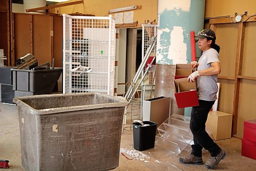 AL FOSTER PHOTO

Crews with BUILD work on The Bay redevelopment July 24, 2023.

Winnipeg Free Press 2023