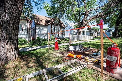 MIKAELA MACKENZIE / WINNIPEG FREE PRESS

Trever Paradis with Tri-Core cuts the gas supply to a derelict house at 895 Lorette Avenue on Thursday, July 27, 2023. For Chris Kitching story.
Winnipeg Free Press 2023