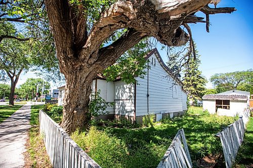 MIKAELA MACKENZIE / WINNIPEG FREE PRESS

A derelict house at 895 Lorette Avenue on Thursday, July 27, 2023. For Chris Kitching story.
Winnipeg Free Press 2023