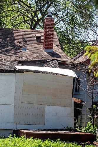 MIKAELA MACKENZIE / WINNIPEG FREE PRESS

A derelict house at 895 Lorette Avenue on Thursday, July 27, 2023. For Chris Kitching story.
Winnipeg Free Press 2023