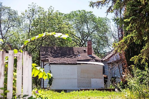 MIKAELA MACKENZIE / WINNIPEG FREE PRESS

A derelict house at 895 Lorette Avenue on Thursday, July 27, 2023. For Chris Kitching story.
Winnipeg Free Press 2023