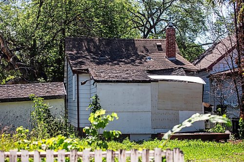 MIKAELA MACKENZIE / WINNIPEG FREE PRESS

A derelict house at 895 Lorette Avenue on Thursday, July 27, 2023. For Chris Kitching story.
Winnipeg Free Press 2023