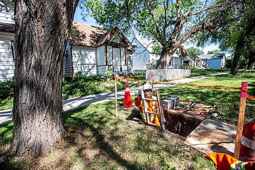 MIKAELA MACKENZIE / WINNIPEG FREE PRESS

Trever Paradis with Tri-Core cuts the gas supply to a derelict house at 895 Lorette Avenue on Thursday, July 27, 2023. For Chris Kitching story.
Winnipeg Free Press 2023