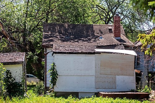 MIKAELA MACKENZIE / WINNIPEG FREE PRESS

A derelict house at 895 Lorette Avenue on Thursday, July 27, 2023. For Chris Kitching story.
Winnipeg Free Press 2023