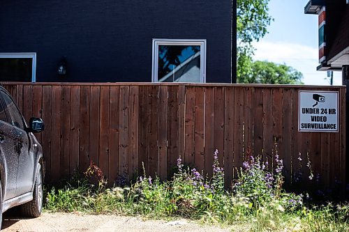 MIKAELA MACKENZIE / WINNIPEG FREE PRESS

The weeds (which the owner recieved a notice from the city about) behind El:V Hair, which are nothing compared to the derelict house at 895 Lorette Avenue down the street, on Thursday, July 27, 2023. For Chris Kitching story.
Winnipeg Free Press 2023