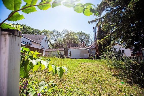 MIKAELA MACKENZIE / WINNIPEG FREE PRESS

A derelict house at 895 Lorette Avenue on Thursday, July 27, 2023. For Chris Kitching story.
Winnipeg Free Press 2023