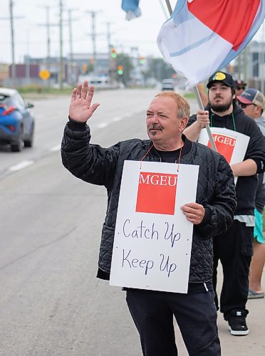 Manitoba Liquor and Lotteries employees picket in front of the Crown corporation's distribution centre in Winnipeg on July 19. (Mike Thiessen/Winnipeg Free Press)