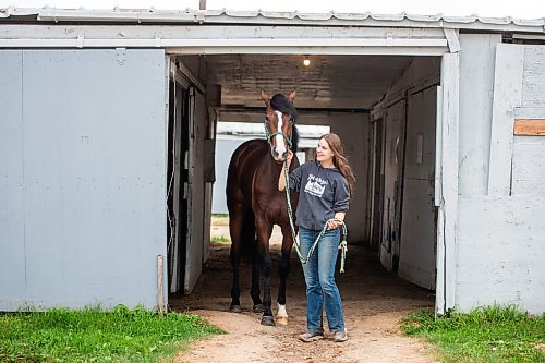 MIKAELA MACKENZIE / WINNIPEG FREE PRESS

Olive Johnston and horse Commandoslastdance, debutante stakes winner, at the Assiniboia Downs barns on Friday, July 28, 2023. For George Williams story.
Winnipeg Free Press 2023