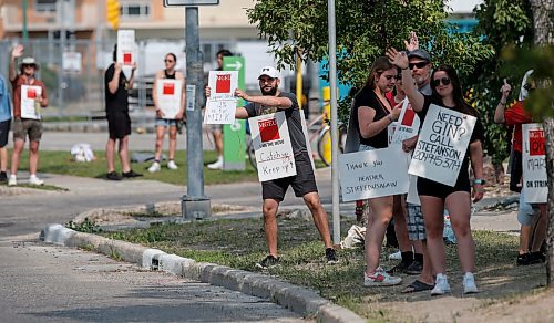JOHN WOODS / WINNIPEG FREE PRESS
Striking liquor store workers picket at Grant Park shopping centre in Winnipeg, Sunday, July 30, 2023. 

Reporter: kitching