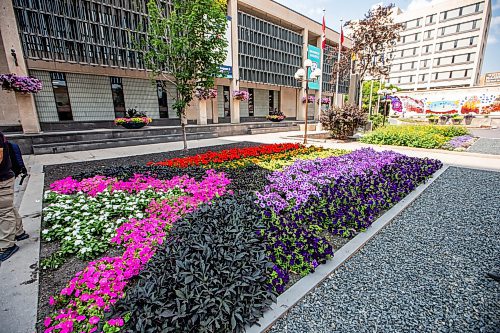 MIKAELA MACKENZIE / WINNIPEG FREE PRESS

A pride flag of flowers at the City Hall gardens on Monday, July 31, 2023. For Cierra Bettens story.
Winnipeg Free Press 2023