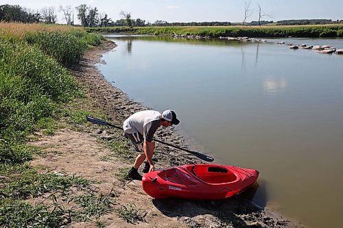 31072023
Martin Totte of Brandon prepares to launch his kayak from the bank of the Assiniboine River at Queen Elizabeth Park on Monday. Totte and his partner Micayla Dyck took turns paddling on the hot afternoon.   (Tim Smith/The Brandon Sun)