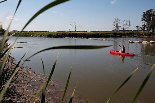 31072023
Micayla Dyck of Brandon kayaks on the Assiniboine River at Queen Elizabeth Park on Monday. Dyck and her partner Martin Totte took turns paddling on the hot afternoon.   (Tim Smith/The Brandon Sun)
