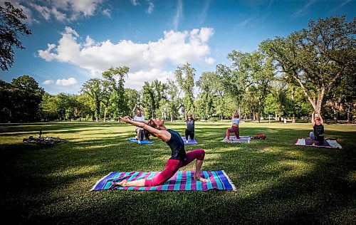 JOHN WOODS / WINNIPEG FREE PRESS
Sam Manchulenko, also know as samtheyogi on social media (samtheyogi.com), leads a session in Enderton Park (aka Peanut Park) in Winnipeg, Monday, July 31, 2023. Manchulenko meets with people in the park Monday and Wednesday at 6pm for some open air yoga.

Reporter: standup